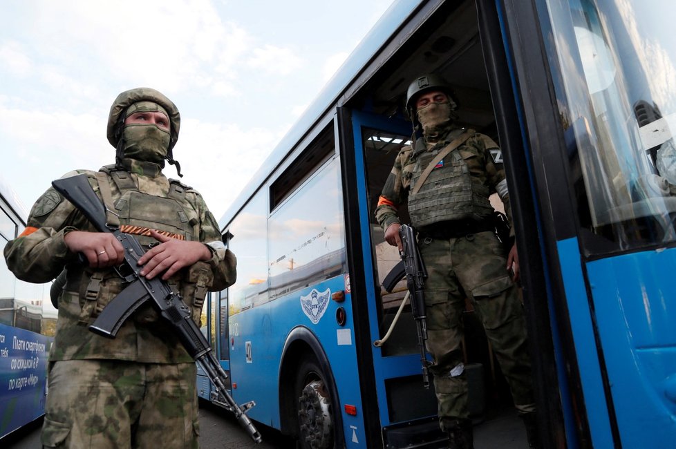 Obránci Mariupolu evakuovaní z Azovstalu dorazili do Olenivky, která je pod kontrolou Rusů.