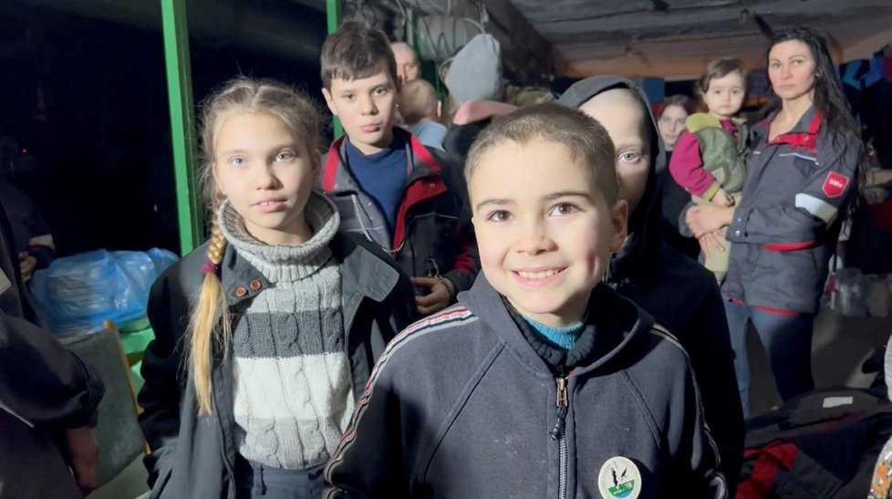 Lidé uvěznění v ocelárnách Azovstal prosí o humanitární koridory. (23.4.2022)