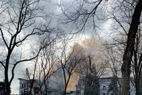 Rusové bombardovali na divadlo v Mariupolu. Pod troskami jsou těhotné ženy i děti
