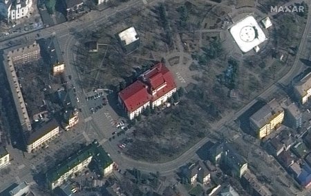 Satelitní snímek budovy divadla před ruským bombardováním.