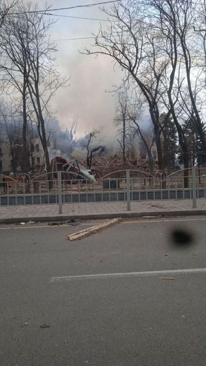 Vybombardovaná budova divadla v Mariupolu. (16.3.2022)
