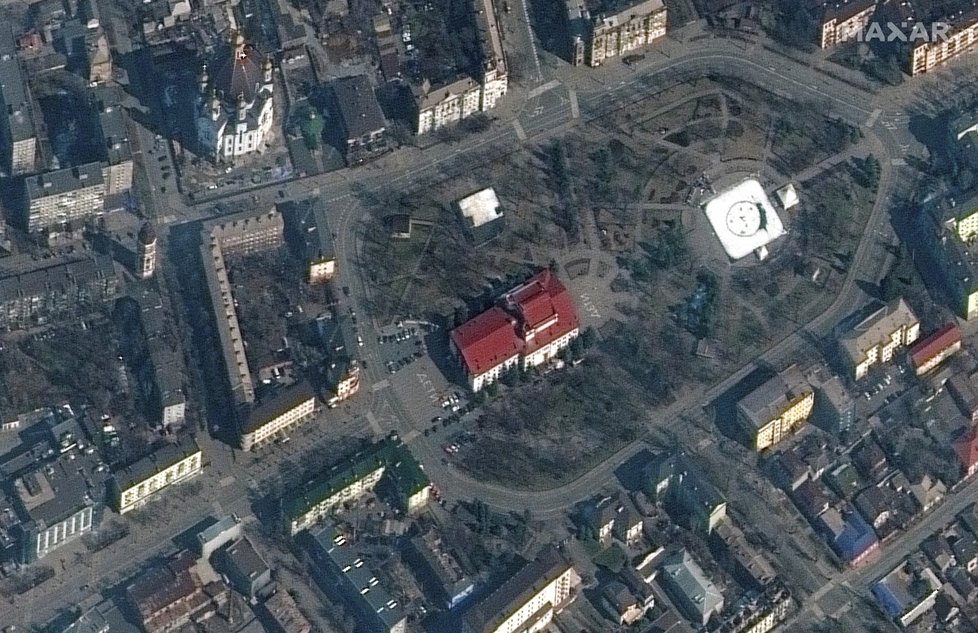 Satelitní snímek budovy divadla před ruským bombardováním.