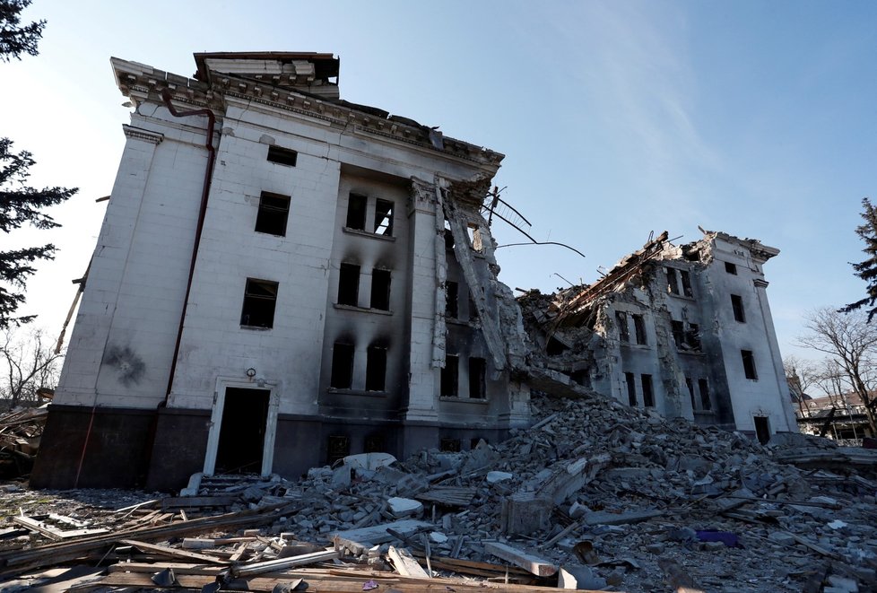 Rusy zničené divadlo v Mariupolu.