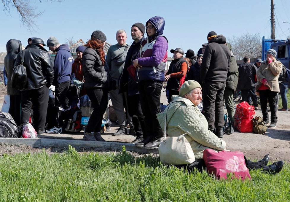 Lidé v Mariupolu čekají na evakuaci. (20.4.200)