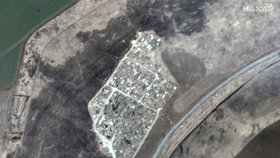 Přibývající hroby nedaleko Mariupolu na snímku z 22. března 2022