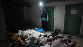 Těla obětí ruských útoků v mariupolské nemocnici