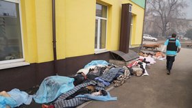 Těla obětí ruských útoků před mariupolskou nemocnicí.