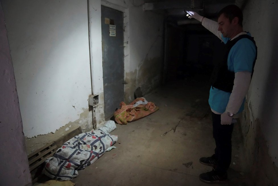 Těla obětí ruských útoků v mariupolské nemocnici.