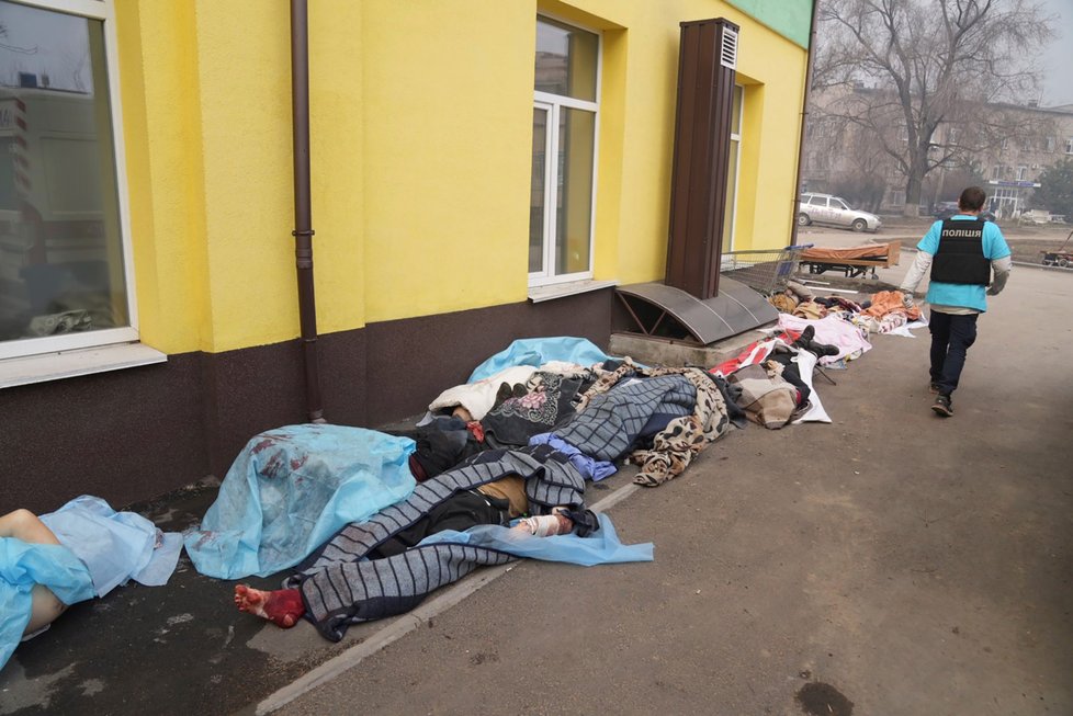 Těla obětí ruských útoků před mariupolskou nemocnicí.