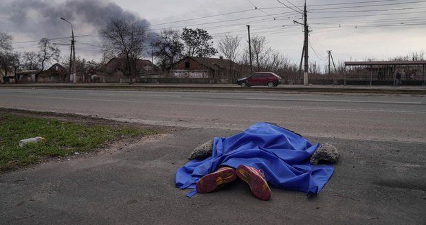 Těla v ulicích a kopání hromadných hrobů: Rusové brání evakuaci Mariupolu, po uprchlících střílí