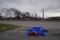 Těla v ulicích a kopání hromadných hrobů: Rusové brání evakuaci Mariupolu, po uprchlících střílí