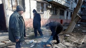 Civilisté ve zničeném Mariupolu. (18.3.2022)
