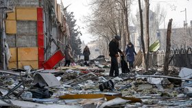 Civilisté ve zdevastovaném Mariupolu.