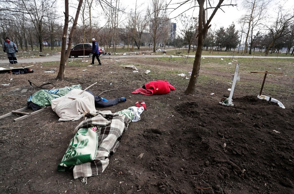 Těla obětí ruských útoků v Mariupolu. (18.3.2022)
