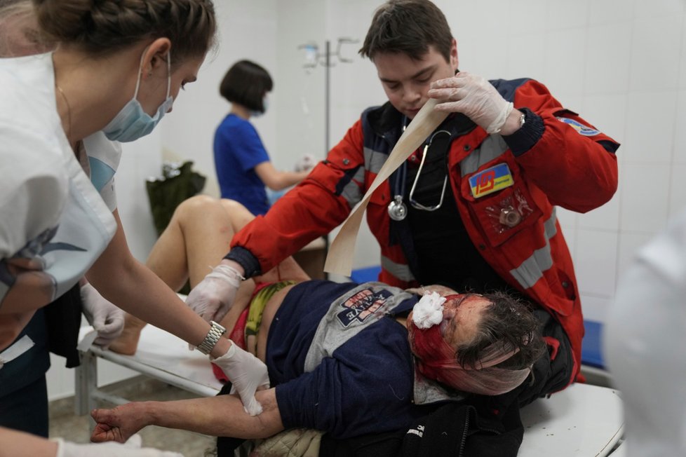 Děsivá zranění civilistů v Mariupolu.