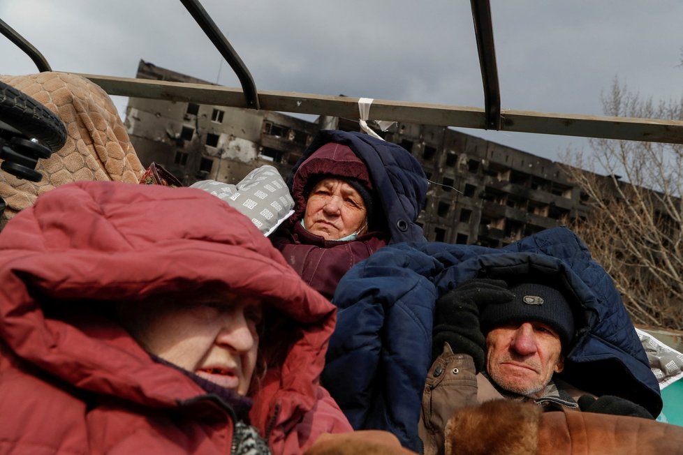 Evakuace civilistů ze zdevastovaného Mariupolu. (17.3.2022)