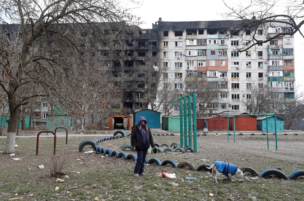 Civilisté ve zničeném Mariupolu (18. 3. 2022)