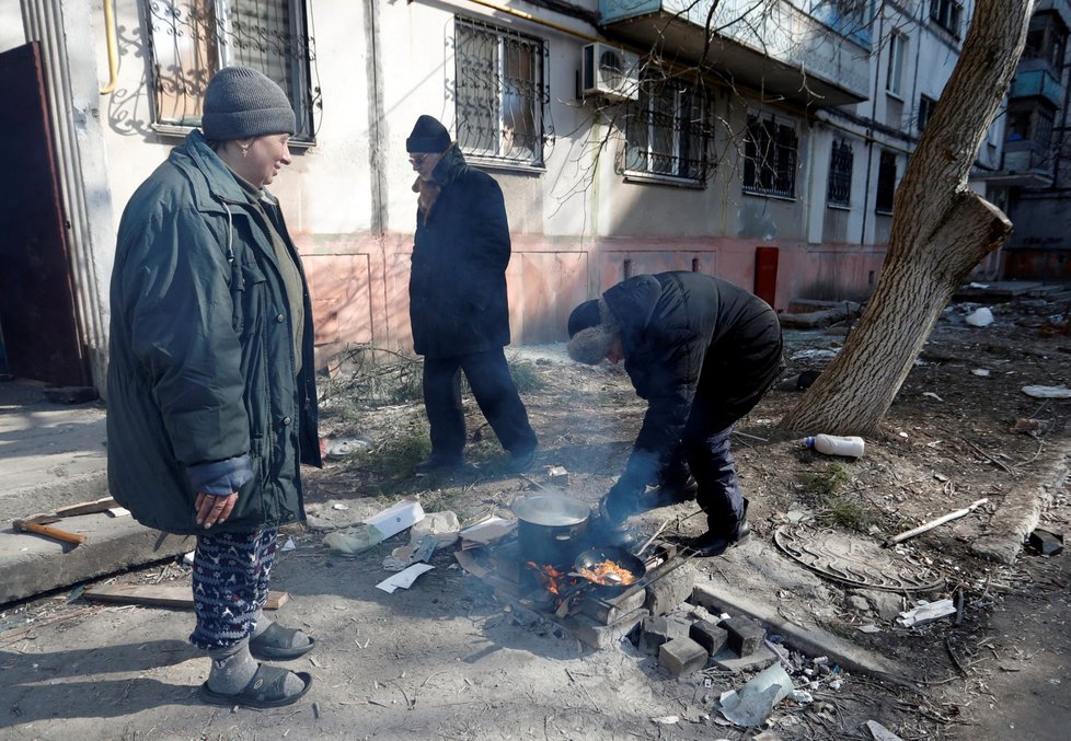 Civilisté ve zničeném Mariupolu. (18.3.2022)