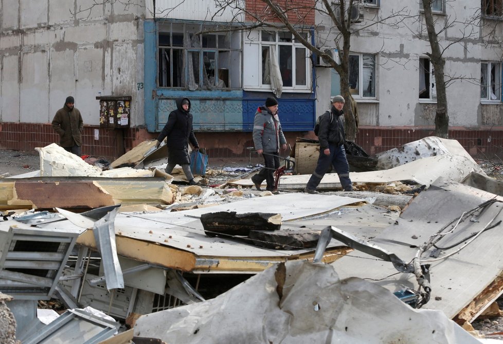 Civilisté ve zničeném Mariupolu (18. 3. 2022)