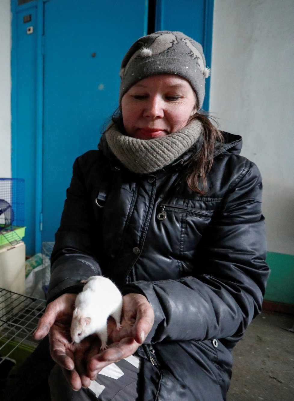 Jelena se ve zdevastovaném Mariupolu stará o zvířata.