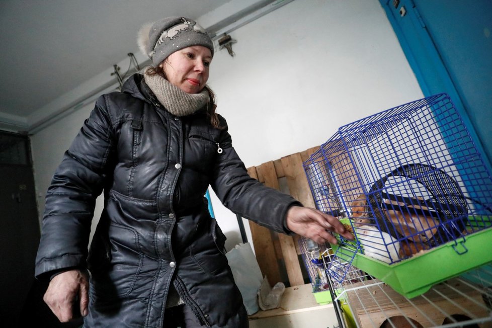 Jelena se ve zdevastovaném Mariupolu stará o zvířata.