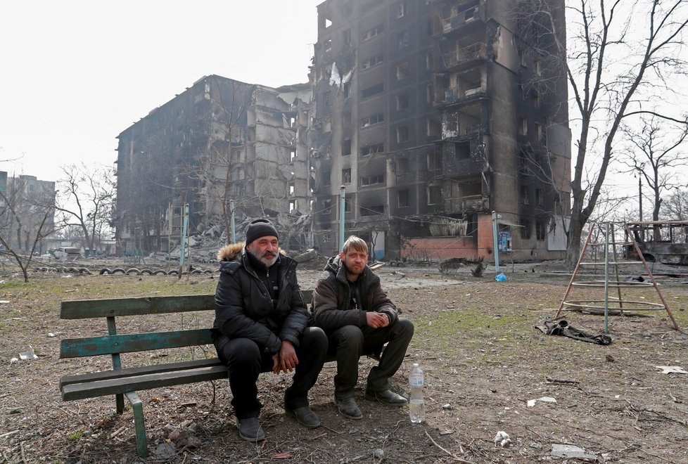 Civilisté ve zdevastovaném Mariupolu. (25.3.2022)