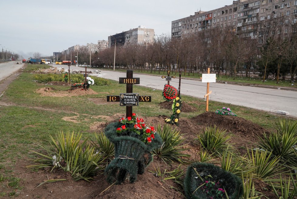 Hroby v ulicích Mariupolu. (10.4.2022)