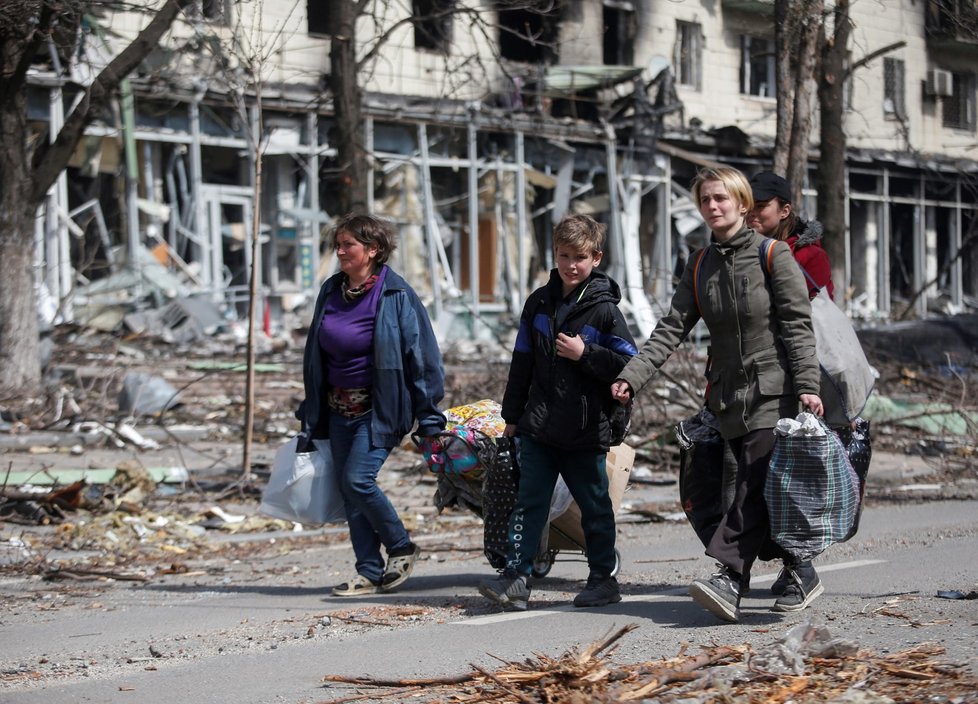 Civilisté ve zdevastovaném Mariupolu.