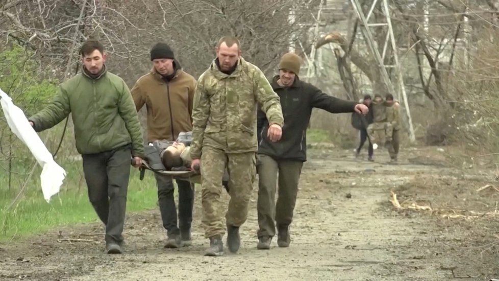 Údajně vzdávající se ukrajinští námořníci v Mariupolu (13. 4. 2022)