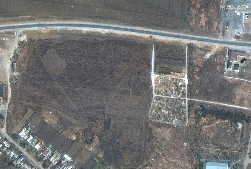 Satelitní snímky odhalily rozšiřování hřbitova poblíž Mariupolu po začátku ruské invaze.
