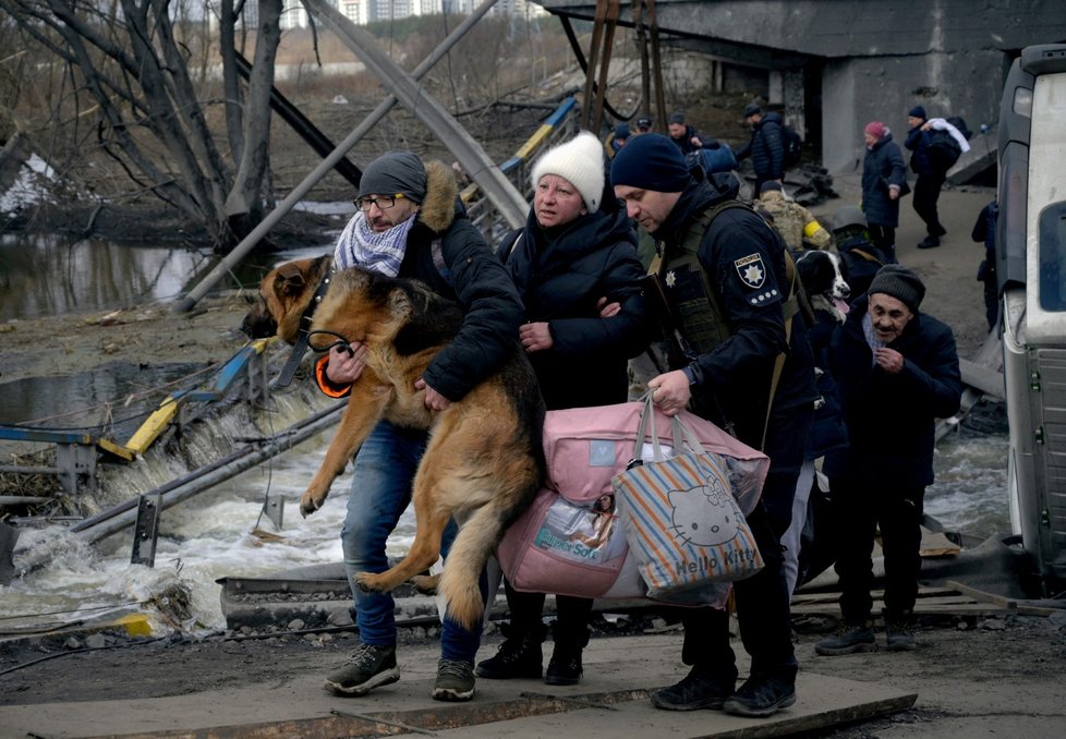 Evakuace civilistů z vesnice Romanivka. (9.3.2022)
