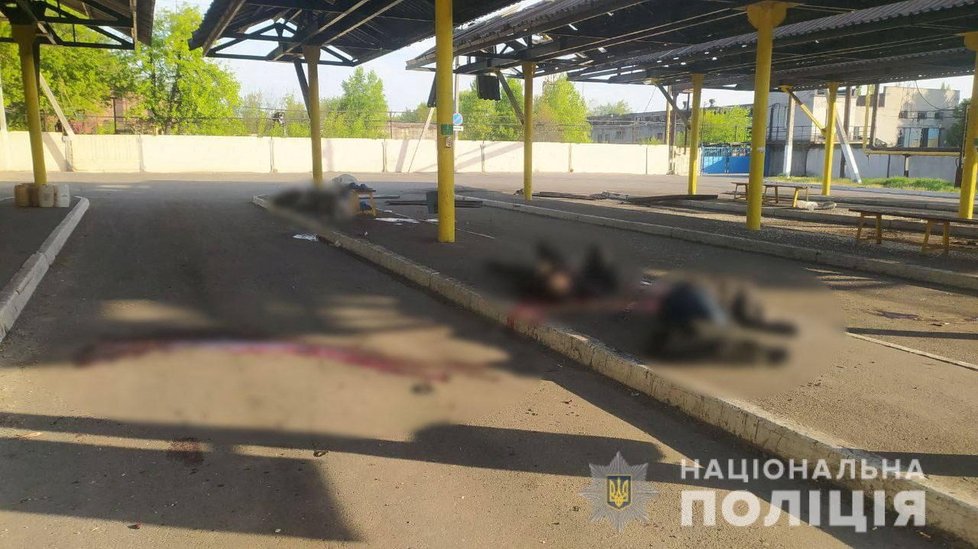 Rusové zabili ve městě Avdijivka nejméně 10 dělníků čekajících na autobus.