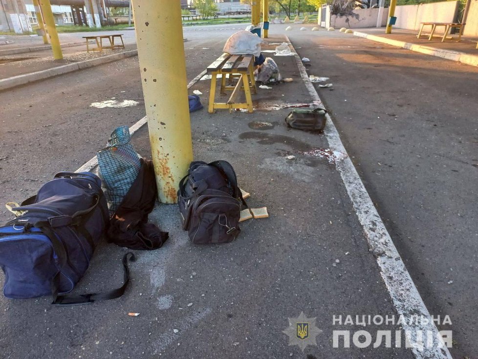 Rusové zabili ve městě Avdijivka nejméně 10 dělníků čekajících na autobus.
