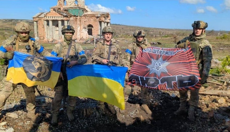 Ukrajinští vojáci v obci Kliščijivka u Bachmutu.