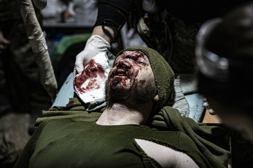 Zranění vojáci v nemocnici v Bachmutu.