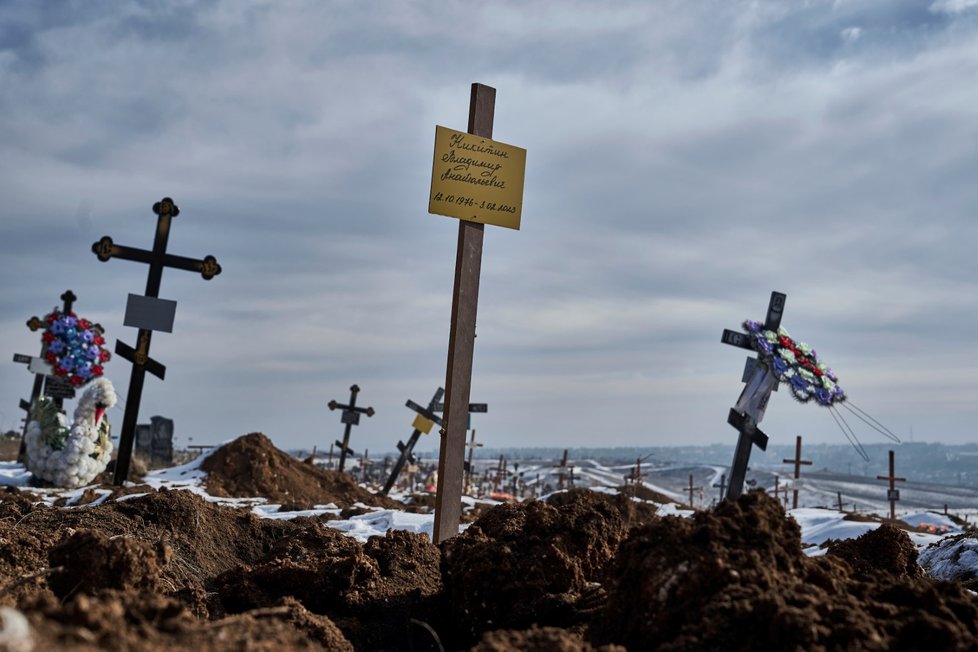 Nové hroby na městském hřbitově v Bachmutu. (9.2.2023)