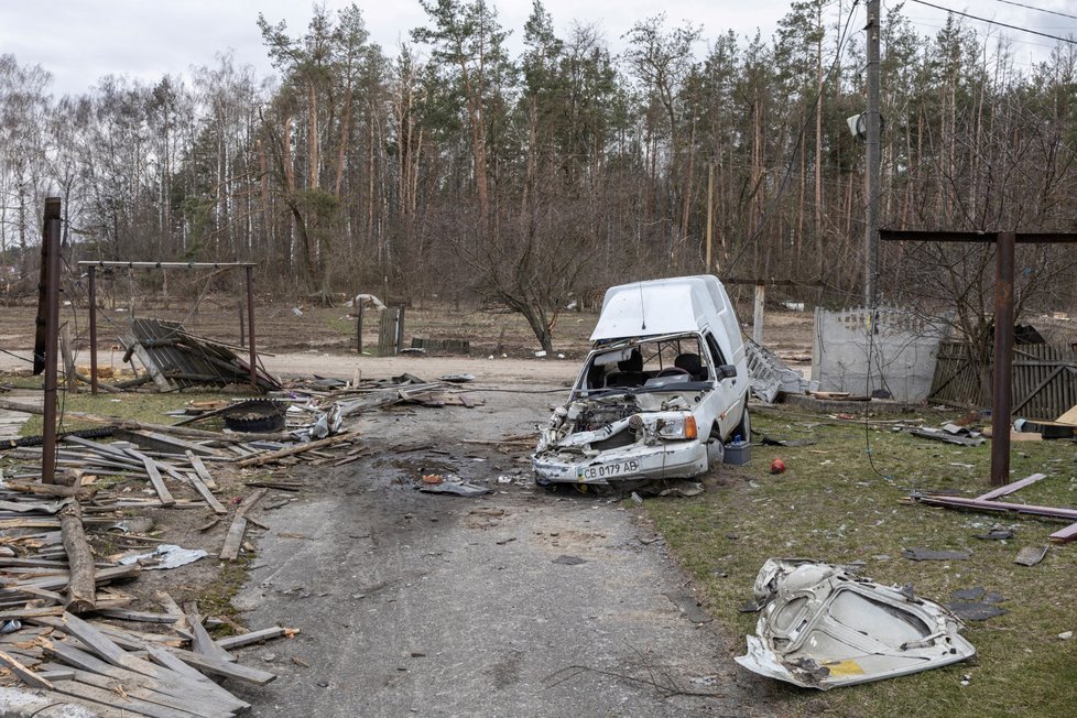 Zdevastovaná vesnice Jehidne nedaleko Černihivu (8.4.2022)