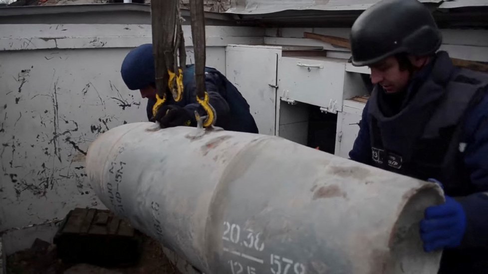 Experti čistí oblast Černihivu od ruských bomb. (22.4.2022)