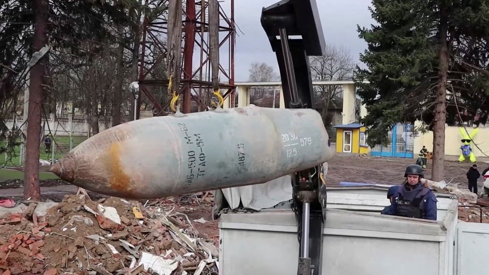 Experti čistí oblast Černihivu od ruských bomb. (22.4.2022)
