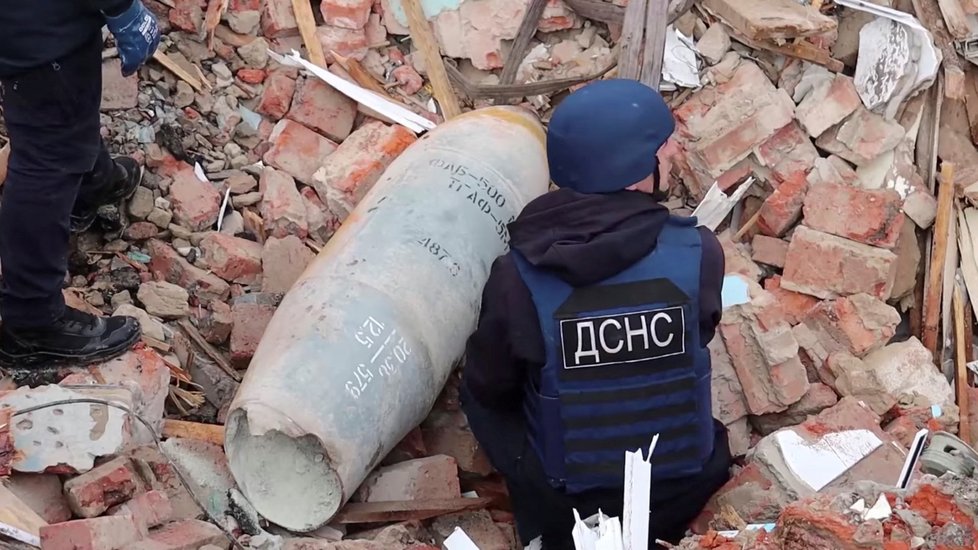 Experti čistí oblast Černihivu od ruských bomb. (22.4.2022)