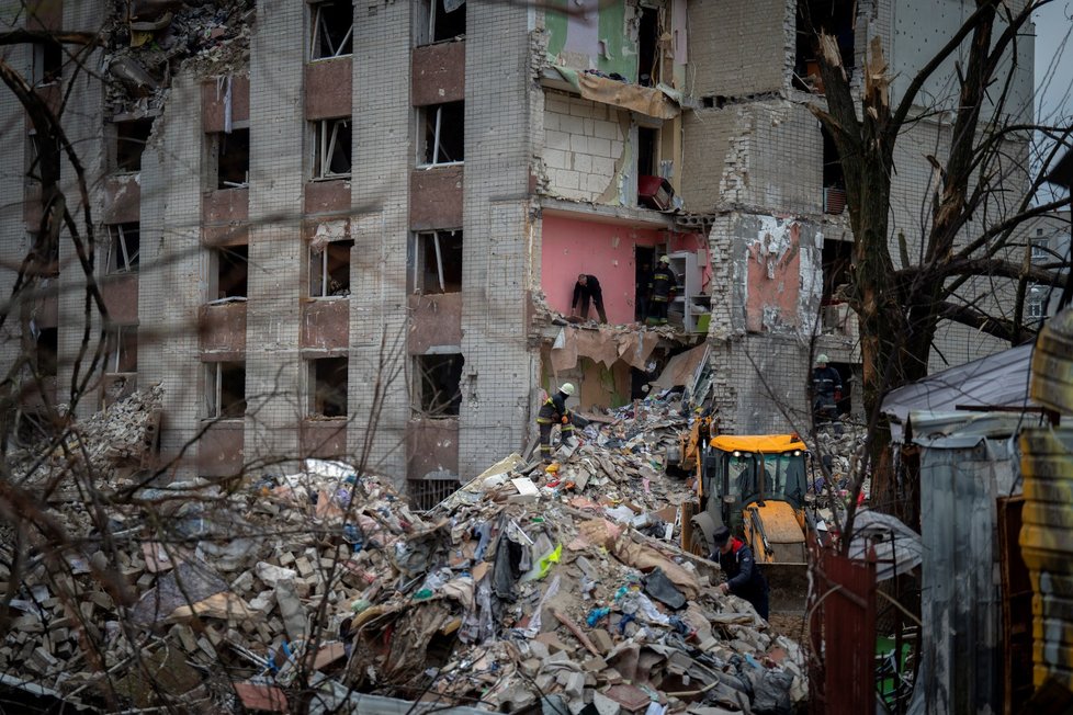 Hasiči prohledávají ruským ostřelováním poničený dům v Černihivu. (22.4.2022)