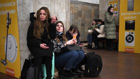 Lidé se schovávají v kyjevském metru po zahájení ruské invaze. (24. 2. 2022)