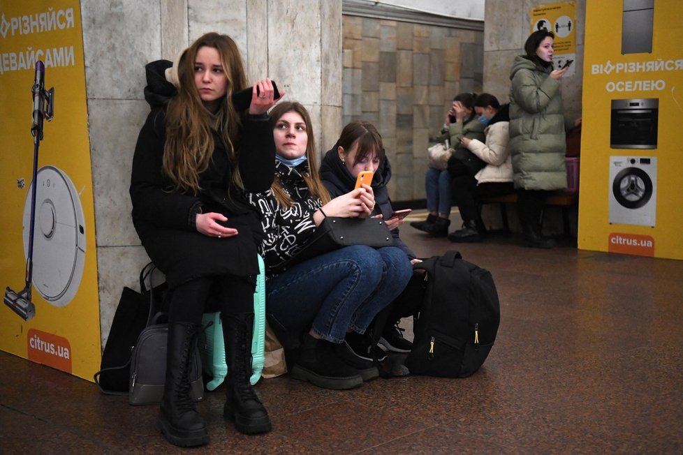 Lidé se schovávají v kyjevském metru po zahájení ruské invaze. (24. 2. 2022)