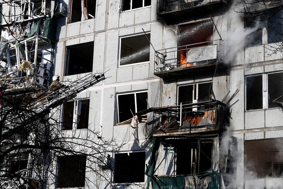 Nálet zasáhl i obytný komplex v Čuhujivě (Charkovská oblast). (24. 2. 2022)