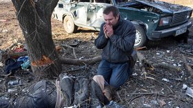 Scény z Charkova: Ukrajinci oplakávají zraněné a mrtvé. (24. 2. 2022)