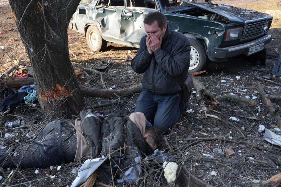 Scény z Charkova: Ukrajinci oplakávají zraněné a mrtvé. (24. 2. 2022)