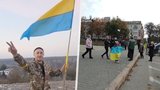 Vlajky v centru a nekonečná objetí: Cherson je znovu ukrajinský, okupanti se stáhli po 254 dnech