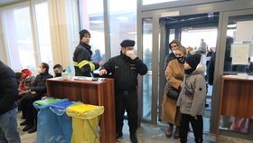 Fronty ukrajinských uprchlíků před cizineckou policií (1.3.2022)