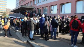 Fronty ukrajinských uprchlíků před cizineckou policií. (1.3.2022)