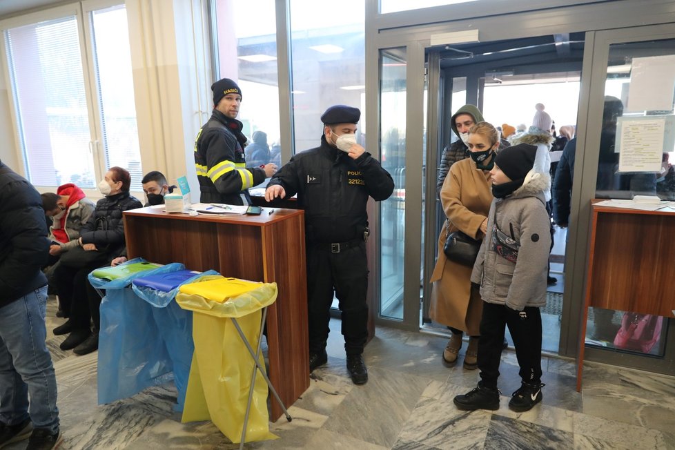 Fronty ukrajinských uprchlíků před cizineckou policií (1. 3. 2022)